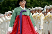 【画像】自民･稲田朋美が韓服を着て儀仗隊の栄誉礼を受けているコラ画像が話題