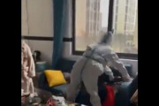 中国で防護服が自宅に押し入り隔離所に連行する様子　英語圏で拡散