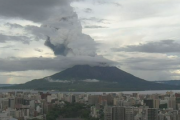 【緊急】桜島が爆発的噴火　噴煙が4500mまで上昇「桜島島内や霧島市で多量の降灰がある見込み」