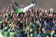 日ハム実松が男泣き...古巣・巨人戦で引退試合　両軍選手から8度胴上げ