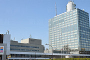 【NHK】職員年収は1千万円、3千億円も貯めこむなら受信料を下げよ