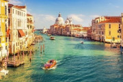 「水の都」ベネチア運河が干上がりゴンドラが中止、水没しそうになったり大変だな･･･