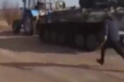 【動画】 ウクライナの農家がロシア軍の戦車を盗む瞬間を捉えた衝撃動画が話題に