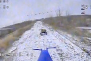 ウクライナ戦で未来してた。ロシア軍の地上ドローンを自爆ドローンで排除するウクライナ。