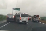 【動画】東北道で車間ツメツメのハイエースが追突事故を起こして周囲に迷惑をかけまくる。