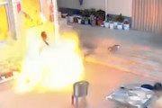 【動画】料理中のガス爆発で娘がふっ飛ばされる大事故。