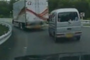 【動画】 トラックを煽りまくる軽自動車が自業自得なことになる衝撃ドラレコ動画が話題に