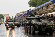 雨のローマで行われたイタリア軍の軍事閲兵式…共和国を守るため将兵が胸を張って行進！
