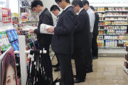 海外「日本のサラリーマンたち！Hentaiの時間は終わりだ！」→日本のセブンイレブンは素晴らしい、言えるのはそれだけ！