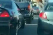 【動画】skbな姿の女さん、煽り運転されブチギレ ⇒ とんでもない行動に出る・・