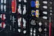 海外で「ガンプラをランナーから切り離さずに塗装し額装する」という新しい楽しみ方が流行る