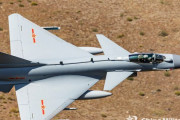 中国空軍のJ-10戦闘機が田園地帯で実施した低空戦闘飛行訓練を公開！