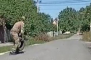 【動画】ウクライナ人さん、とんでもない方法で地雷を処理する