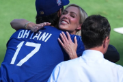 【MLB】大谷翔平と再会した“お馴染み美女”　かつての本拠地でがっちりハグ　笑顔で記念撮影も