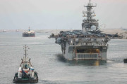 スエズ運河を通過する米海軍第26海兵遠征部隊のワスプ級強襲揚陸艦「バターン」！