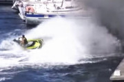 ジェットスキーの使い方色々。ボート火災の消火活動を手助けした男のGJ動画。