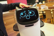 【😺】ネコ型配膳ロボットで有名なメーカーの新型ロボ、キモすぎる