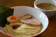 人々「つけ麺食うぞ！アッツアツのスープにヒエヒエの麺をつけて…っと」