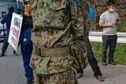 【画像あり】 反基地活動家の目の前で 「通してください、お願いします」 と頭を下げる自衛隊員