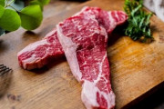 アメリカ人、ステーキ肉を「1kgの味の素」で包んで熟成させた結果・・・・・・・・・