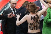 【画像あり】プーチンさん、女性デモ参加者のアレを見て素っ頓狂な表情になってしまうｗｗｗｗ