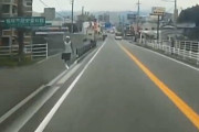 福岡県飯塚市にも「ひょっこり」飛び出し男が現れる。歩道から走る車に向かってドッキリを仕掛ける男。