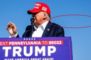 トランプ前大統領、ライフルから放たれた8発の弾丸を紙一重でかわしていたと判明！