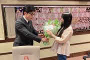 【乃木坂46】川﨑桜にスーツ姿で花束を渡す藤森慎吾、学校の先生にしか見えないwww