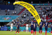 【悲報】ユーロで悲劇…グリーンピースの活動家、パラシュートでサッカー欧州選手権のフィールドに落下　数人が巻き込まれ負傷…