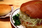 【画像】コメダ珈琲のハンバーガー、デカすぎるwww