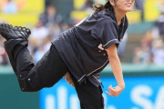 矢吹奈子、始球式でノーバウンド投球⚾