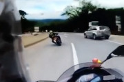 走り屋の大事故。カーブで後輪を滑らせたライダーが痛いことに(@_@;)