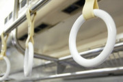 電車の吊り革掴まずバランス取ってる奴ｗｗｗｗｗｗ