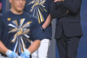オリックス視察の栗山監督「これ、颯一郎？ちょっと見せてよ」