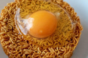 【画像】チキンラーメンの卵を「パッケージ通り」の加熱具合にするテクニック