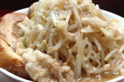 とあるラーメン二郎、客の迷惑行為に耐えかね営業時間中にも関わらず閉店してしまう・・・