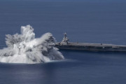 米海軍、最新空母「ジェラルド・R・フォード」の至近距離で爆薬約18トンを爆破…耐衝撃性能試験を開始！