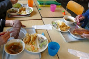 漫画でよくある「給食をテーブルくっつけて食うシーン」とかいう誰も現実では見たことない儀式