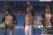 GIF画像　日ハム・レアード、西川へ「俺のベルト使えよ」アピールめっちゃする（再放送）