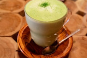 【画像】缶コーヒで有名なBOSS「綾鷹の抹茶カフェ爆売れしとるらしいな。うちも真似しよ」→ 驚きの結果に…