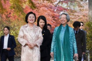 中央日報　韓国・文大統領夫人、シンガポール首相夫人と昌慶宮を散策「日帝時代に毀損された悲しい歴史を持っている」[11/24]