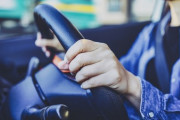 新成人の運転免許保有率 男59% 女53.8% AT限定 男26.8% 女45.4%