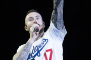 【朗報】MAROON5がライブで大谷翔平ユニフォームを着る