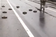 地雷だ危ない！道に置かれた地雷を撤去する簡単な方法。海外の反応