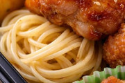 弁当のおかずの下にある謎パスタ