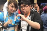 有名プロゲーマーがコスプレイヤーとの写真で失敗したハートマークポーズ、女子高生の間で「エモいポーズ」として流行ってしまうｗｗｗｗｗｗｗ