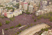人が溢れすぎて道路と広場が完全に埋まる。チリ・サンティアゴの広場に集まった100万人の人々