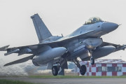 韓国空軍のF-16C戦闘機が山中に墜落、操縦士が緊急脱出もパラシュートが木に引っかかり宙吊り状態に！