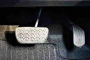 【運転】実は若者にも多かった！アクセルとブレーキ「ペダル踏み間違い」事故、防止策は