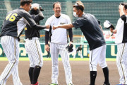 ロッテ移籍後初の阪神戦を戦う鳥谷が早くもグラウンドに　かつての同僚らが続々かけよる